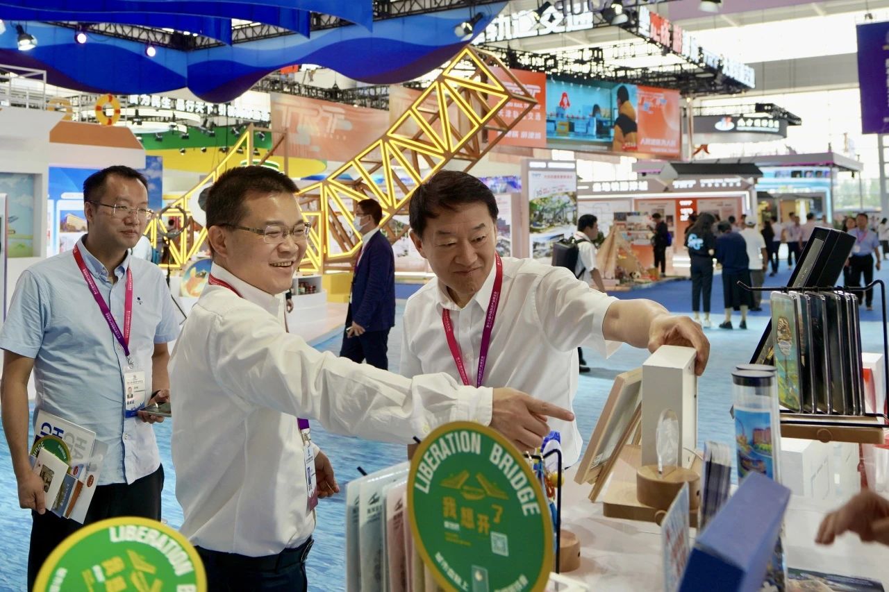 四川省asiagame集团党委书记、董事长任丁出席第十三届中国旅游工业博览会并签约