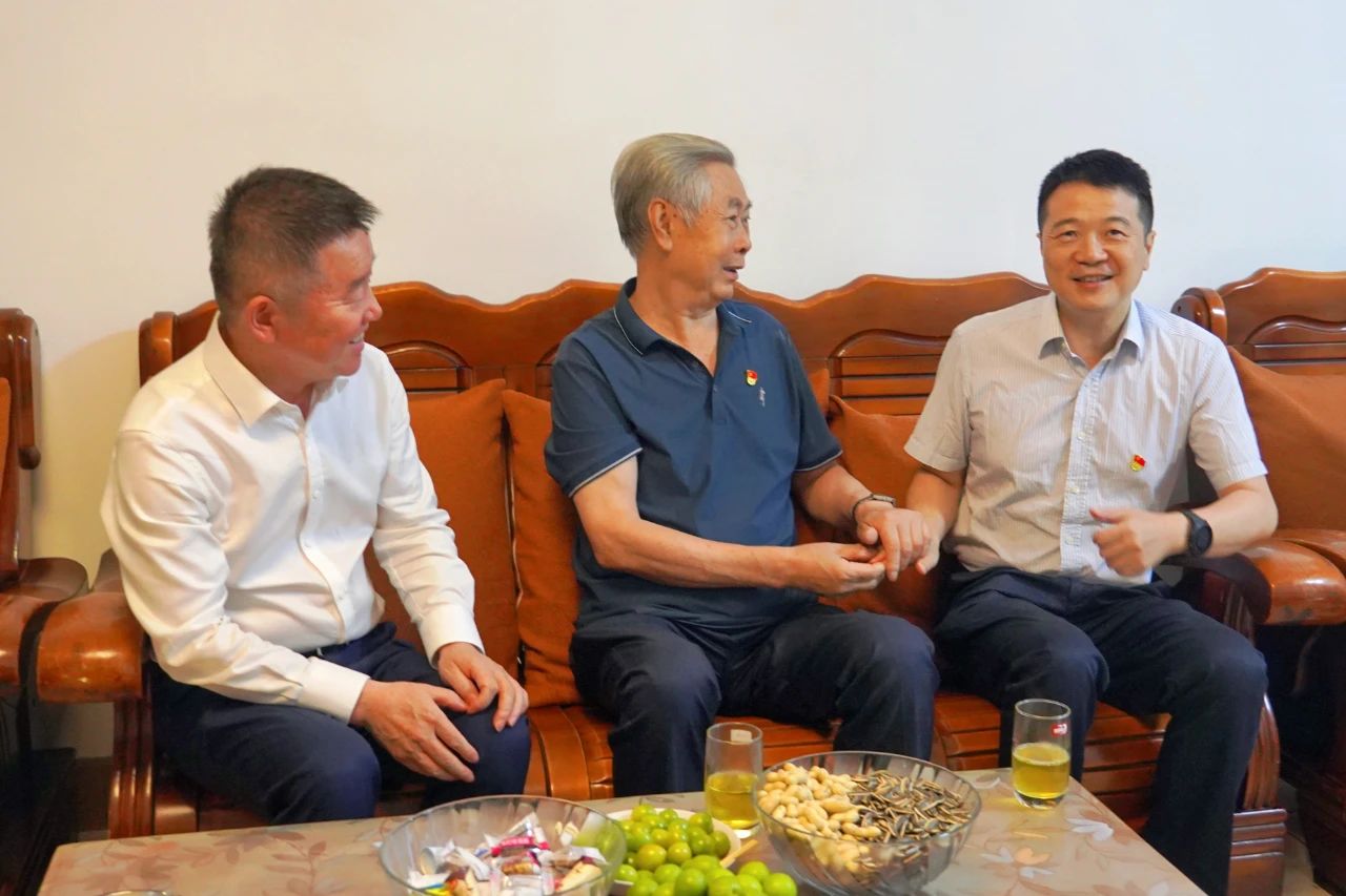 省asiagame集团党委书记、董事长游勇开展“七一”走访